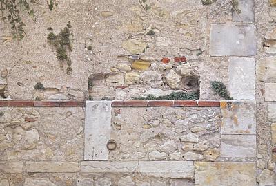 Vieux mur au Château d'Ambroise, France / Old wall at the Château d'Ambroise, France